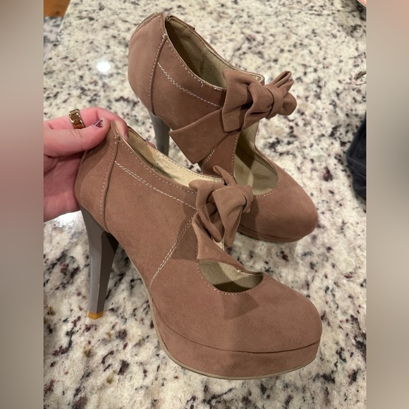 Heeled shoes - Picture 1 of 3